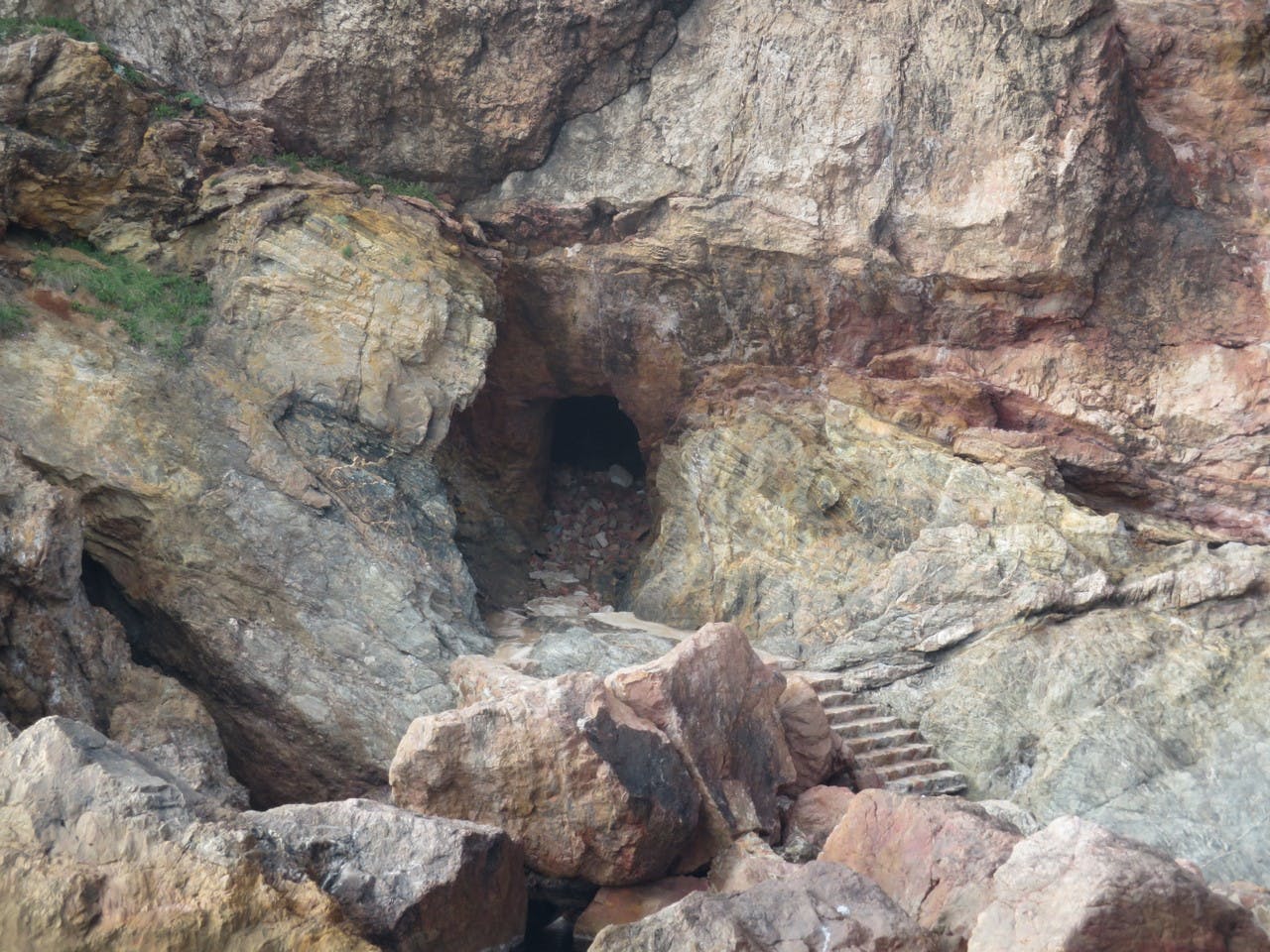 Cova artificial a Ses Calçes de'n bussanya